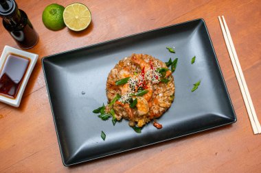 Karidesli kızarmış pirinç, ahşap masada Asya yemeği.