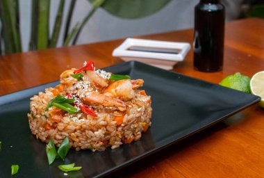 Karidesli kızarmış pirinç, ahşap masada Asya yemeği.