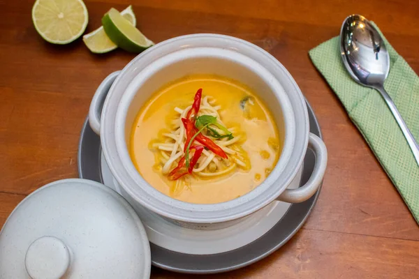 Tom Yam kung Baharatlı Tayland çorbası, deniz ürünleri, hindistan cevizi sütü ve kırmızı biber. 