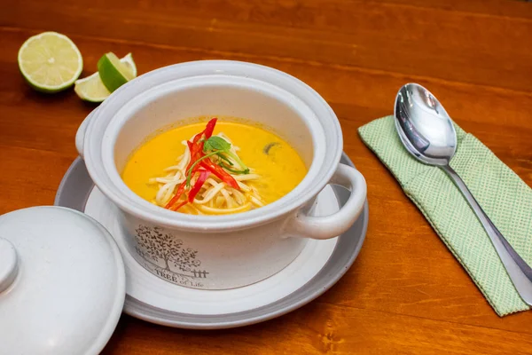 Tom Yam kung Baharatlı Tayland çorbası, deniz ürünleri, hindistan cevizi sütü ve kırmızı biber. 