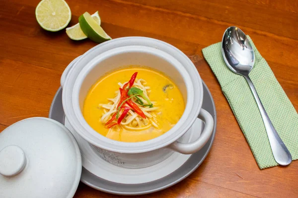 Tom Yam kung Baharatlı Tayland çorbası, deniz ürünleri, hindistan cevizi sütü ve kırmızı biber. 