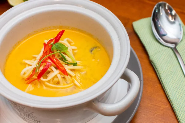 Tom Yam kung Baharatlı Tayland çorbası, deniz ürünleri, hindistan cevizi sütü ve kırmızı biber. 