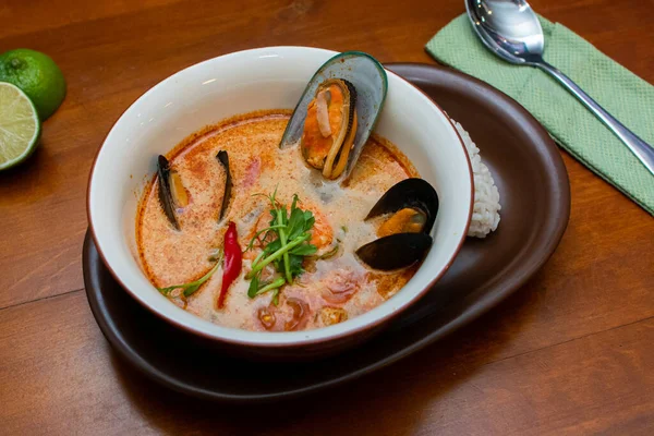 Tom Yam kung Baharatlı Tayland çorbası, deniz ürünleri, hindistan cevizi sütü ve kırmızı biber. 