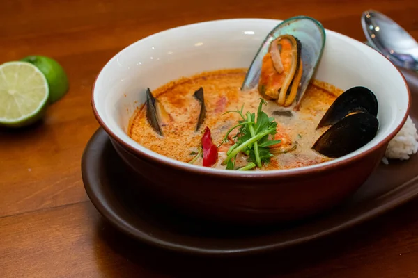 Tom Yam kung Baharatlı Tayland çorbası, deniz ürünleri, hindistan cevizi sütü ve kırmızı biber. 
