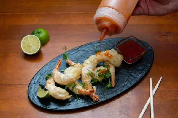Acı soslu karides tempura.