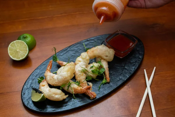 Acı soslu karides tempura.