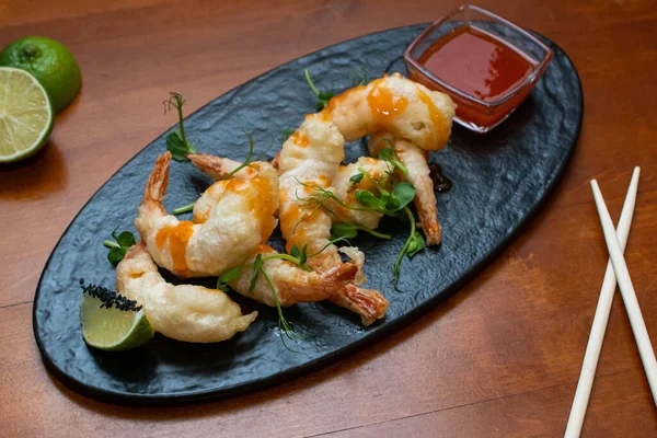 Acı soslu karides tempura.