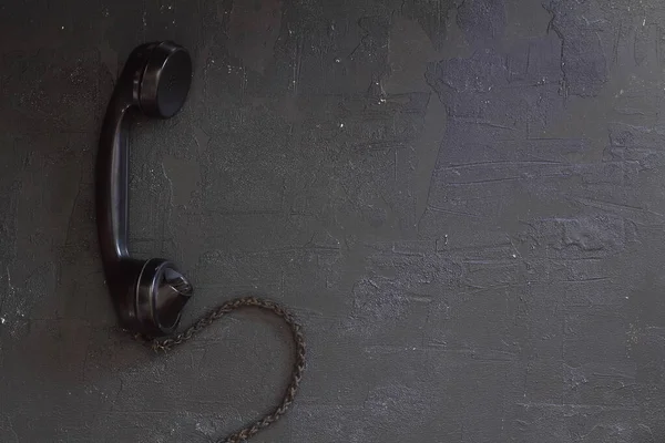 黒の古い電話の受信機は テキストメッセージ空間と黒の背景にかかって 電話を待っている ヴィンテージの電話 — ストック写真