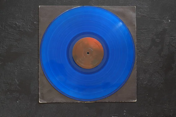 Alter Schwarzer Papiereinband Und Blaue Schallplatte Isoliert Auf Schwarzem Hintergrund — Stockfoto
