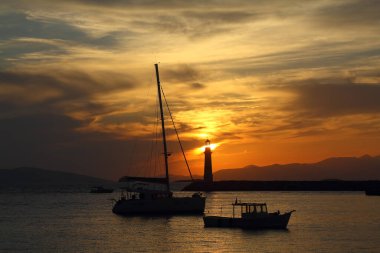 Gün batımında deniz manzarası. Sahildeki deniz feneri. Deniz kenti Turgutreis ve muhteşem gün batımları