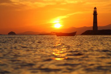 Gün batımında deniz manzarası. Sahildeki deniz feneri. Deniz kenti Turgutreis ve muhteşem gün batımları