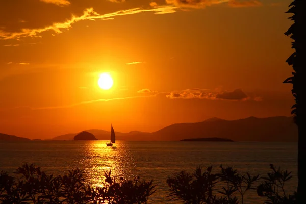 Одна Лодка Закате Атмосферный Морской Пейзаж Оранжевым Солнцем — стоковое фото