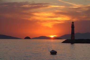 Gün batımında deniz manzarası. Sahildeki deniz feneri. Deniz kenti Turgutreis ve muhteşem gün batımları