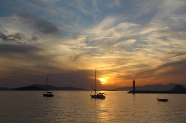 Gün batımında deniz manzarası. Sahildeki deniz feneri. Deniz kenti Turgutreis ve muhteşem gün batımları