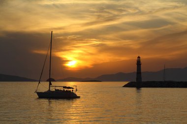 Gün batımında deniz manzarası. Sahildeki deniz feneri. Deniz kenti Turgutreis ve muhteşem gün batımları