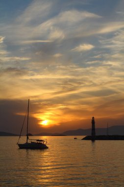 Gün batımında deniz manzarası. Sahildeki deniz feneri. Deniz kenti Turgutreis ve muhteşem gün batımları