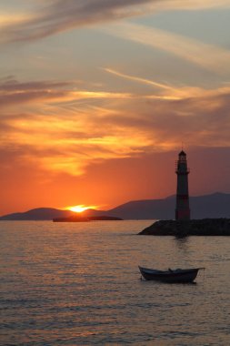 Gün batımında deniz manzarası. Sahildeki deniz feneri. Deniz kenti Turgutreis ve muhteşem gün batımları