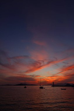Gün batımında deniz manzarası. Sahildeki deniz feneri. Deniz kenti Turgutreis ve muhteşem gün batımları