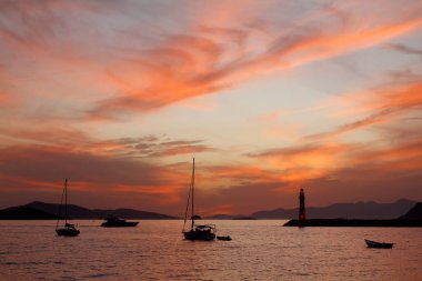 Gün batımında deniz manzarası. Sahildeki deniz feneri. Deniz kenti Turgutreis ve muhteşem gün batımları