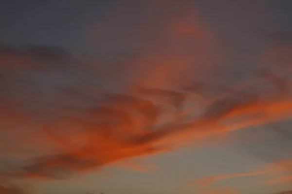 빨간색과 주황색 하늘과 구름의 추상적 하늘에 오렌지 구름이 있습니다 — 스톡 사진