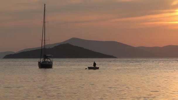 Allein Mit Dem Segelboot Bei Sonnenuntergang Atmosphärische Meereslandschaft Mit Orangefarbener — Stockvideo