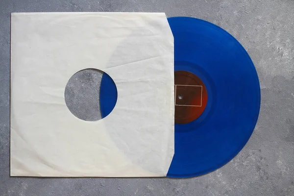 Verouderd Zwart Papieren Omslag Blauw Vinyl Plaat Geïsoleerd Steen Achtergrond — Stockfoto