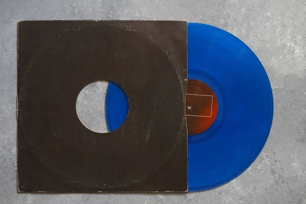 Yaş olarak siyah kapak ve mavi plak plağı taştan arka planda izole edilmiş.