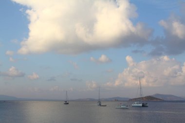 Gün batımında deniz manzarası. Sahildeki deniz feneri. Deniz kenti Turgutreis ve muhteşem gün batımları