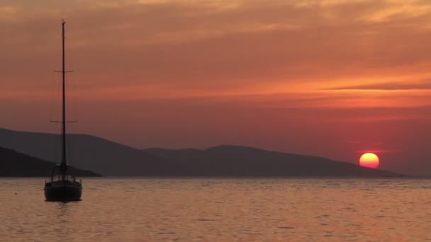 Ensam Segelbåt Vid Solnedgången Atmosfäriskt Kustlandskap Med Orange Sol — Stockvideo