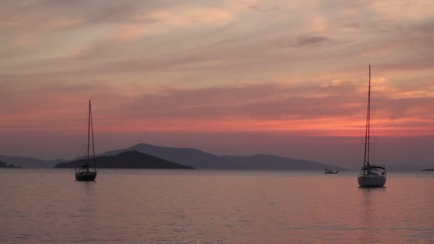 Alleen Zeilboot Bij Zonsondergang Sfeervolle Zeegezicht Met Oranje Zon — Stockvideo