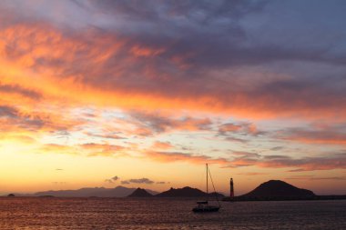 Gün batımında deniz manzarası. Sahildeki deniz feneri. Deniz kenti Turgutreis ve muhteşem gün batımları