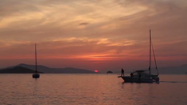 Alleen Zeilboot Bij Zonsondergang Sfeervolle Zeegezicht Met Oranje Zon — Stockvideo
