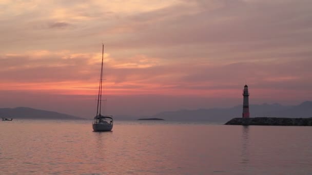 Günbatımında Yalnız Yelkenli Turuncu Güneşli Atmosferik Deniz Manzarası — Stok video