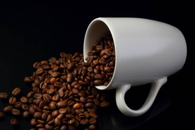 Kahve çekirdekli kahve fincanı.
