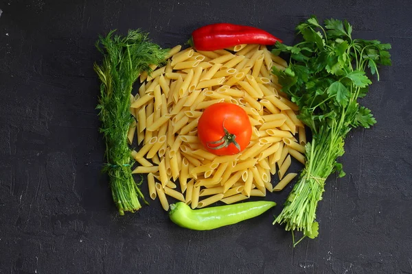 黑桌上的面食配料 意大利菜的概念 — 图库照片