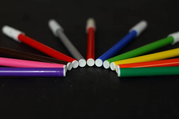 Pennarelli Multicolori Disegno Marcatori Uno Sfondo Nero Isolato — Foto Stock