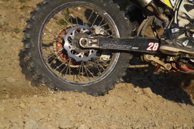 Bodrum, Türkiye, 07 Kasım 2015: Türkiye Enduro Şampiyonası 'nın 6. ayağı Türkiye Motosiklet Federasyonu tarafından yapıldı. Motokros tekerleğine yakın çekim.