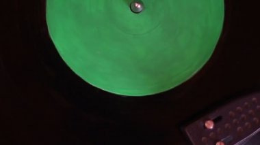 Plak plağındaki pikap iğnesini kapat. Turntable vinil çalıyor.