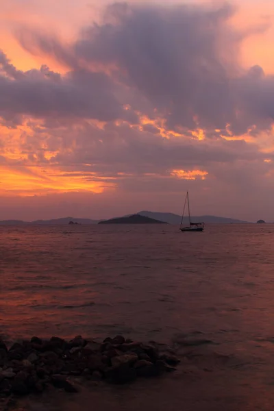 Allein Mit Dem Segelboot Bei Sonnenuntergang Atmosphärische Meereslandschaft Mit Orangefarbener — Stockfoto