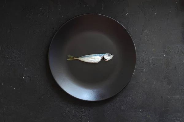 Koyu bir arka planda taze balık uskumrusu.