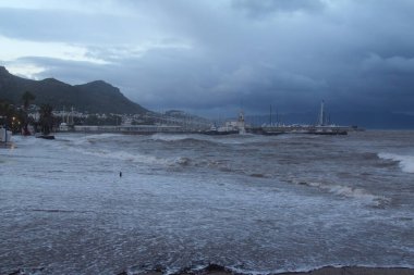 Bodrum, Hindi. 15 Ocak 2019: Ege Denizi 'nde güney fırtınası. Dalgalar dalgaların üzerinden geçti..