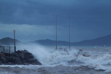 Bodrum, Hindi. 15 Ocak 2019: Ege Denizi 'nde güney fırtınası. Dalgalar dalgaların üzerinden geçti..