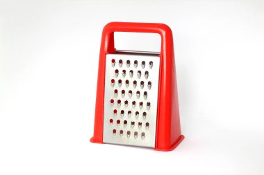 Kırmızı rendeleyici paslanmaz çelik yakın plan beyaz zemin üzerinde izole.