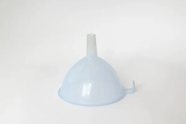 Beyaz arkaplanda mavi plastik huni izole edildi