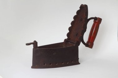 Beyaz arka planda izole ahşap saplı eski antika demir.