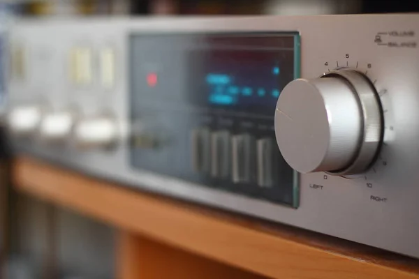 Bir yükseltici ses düzeyi düğmesinin ayrıntıları.