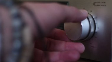 Ev müzik setinin ses düğmesini kapatıyorum.