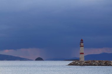 Deniz kıyısındaki deniz feneri. Turgutreis, Bodrum, Mugla
