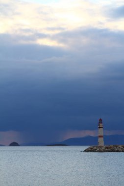 Deniz kıyısındaki deniz feneri. Turgutreis, Bodrum, Mugla