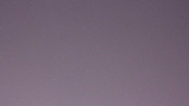 Gece gökyüzünde hareket eden yıldızların 4k zaman çizelgesi.